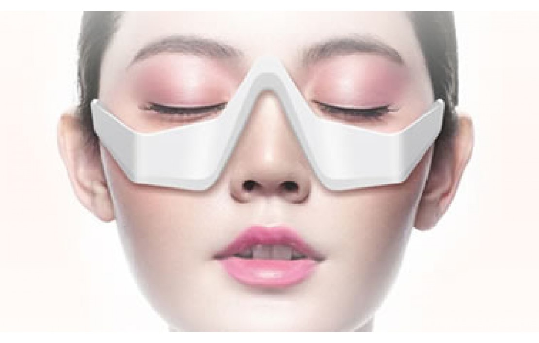 The authentic experience of using a 3D eye beauty device