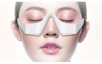 The authentic experience of using a 3D eye beauty device