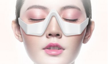 The authentic experience of using a 3D eye beauty device